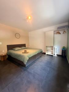 a bedroom with a bed and a clock on the wall at Duplex-Cocon-Proximité - frontières in Hombourg-Haut +18 photos