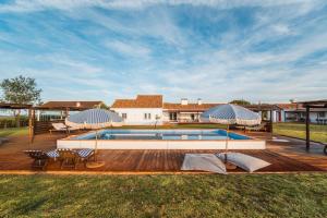 a backyard with a swimming pool and a house at Cerca do Sul in Brejao