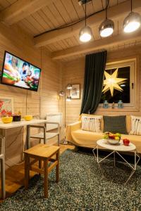 a living room with a couch and a tv at Zlatar Zen Chalet in Vukovina