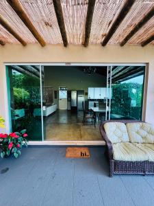 a living room with a couch and a table at Casa Brisa Escarpas in Capitólio