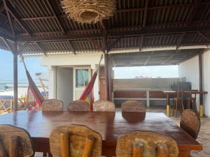 a dining room with a table and chairs at Hostel La Catalina Plus - frente al mar in Cartagena de Indias