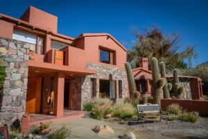 a house with cacti in front of it at Huaira Huasi in Purmamarca