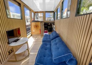 a room with a blue couch in a bus at Love Room sur l'eau & Rooftop in Asnières-sur-Seine