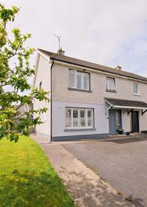 an image of a house with a driveway at Beautiful 3 Bedroom House in Ennistymon