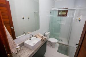 a bathroom with a sink and a shower and a toilet at Maruá - Brisa e Sossego em Touros in Touros +26 photos