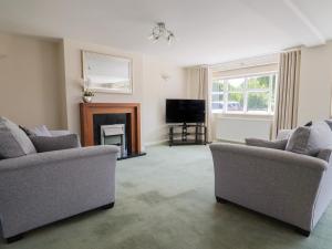 ein Wohnzimmer mit zwei Sofas und einem Fernseher in der Unterkunft Frome View in Wareham
