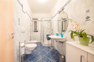a bathroom with two sinks and a toilet and a shower at Haus Dorfblick in Caldaro +35 photos