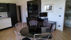 A kitchen or kitchenette at Villa Dina