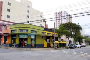 a brightly colored building on the corner of a street at Quarto central em ótima localização in Curitiba