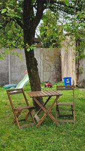 a picnic table and bench next to a tree at Studio w kamieniczce in Konstantynów Łódzki