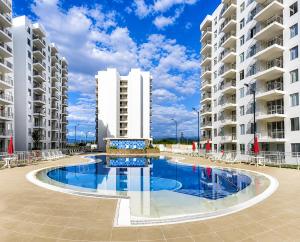 a swimming pool in the middle of two apartment buildings at Apto Isabelu Girardot in Girardot