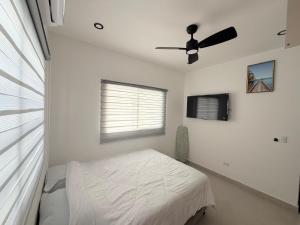 a bedroom with a bed and a ceiling fan at Casa Brisas del Sur in San Juan del Sur