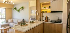 a kitchen and living room with a couch and a table at Los Chaskalitos in Malchinguí