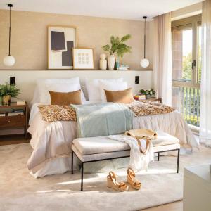 a bedroom with a large bed with a pair of shoes at Los Chaskalitos in Malchinguí