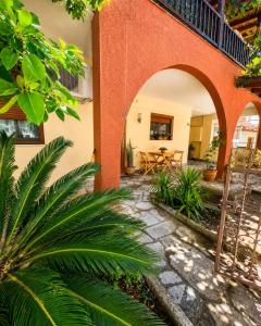 ein Innenhof eines Hauses mit einem Torbogen in der Unterkunft Amaya Pine Central in Chrysoupolis