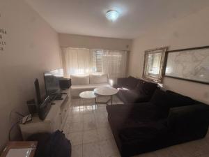 a living room with a couch and a tv at Up Center in Comodoro Rivadavia