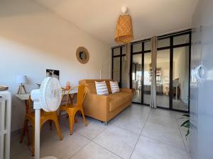 a living room with a couch and a table at L'appartement du bonheur - Au Cœur des Volcans d'Auvergne sur la Route du Sud in Issoire