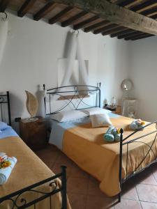 a bedroom with two beds in a room at Monolocale di Meo in Suvereto