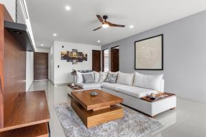 a living room with a white couch and a coffee table at Anthus Flamingos Condominio 301 in Bucerías