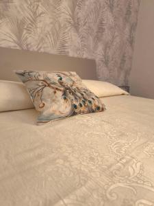 a pillow sitting on top of a bed at la casa del viaggiatore in Bronte