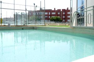 una gran piscina de agua al lado de un edificio en Cumbria Spa Hotel 3* Sup en Ciudad Real