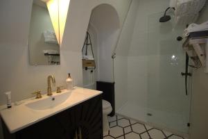 a bathroom with a sink and a shower at Garfield Inn in Port Austin +13 photos