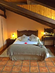 A bed or beds in a room at La Casona de Lucía