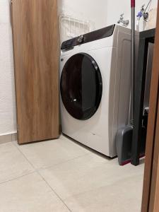 a microwave sitting on top of a washing machine at Visa Trip Cozy Stay in Guadalajara