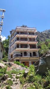 ein hohes Gebäude auf einem Hügel in der Unterkunft Parvati's Edge in Kasol