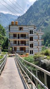 ein Gebäude an der Seite einer Brücke in der Unterkunft Parvati's Edge in Kasol
