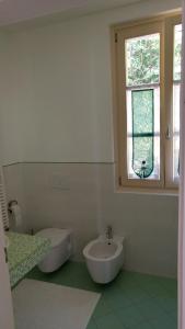A bathroom at Villa Dina