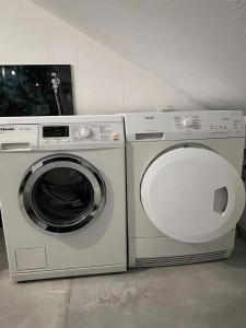 a washing machine and a washer in a room at Ferienwohnung Emerson in Edemissen