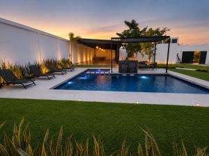a backyard with a swimming pool and a house at Lucmar Jardín boutique in Cuernavaca