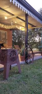 a wooden table and a wheel sitting under a tent at La Elvira in San Pedro