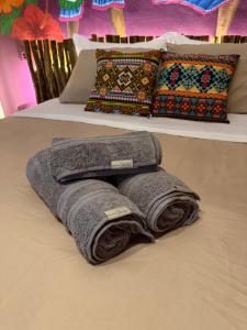 a couple of towels sitting on top of a bed at Morada do Boto in Santarém +66 photos
