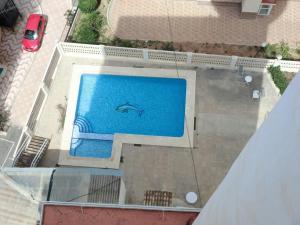 an overhead view of a swimming pool in a building at Apartamento Inlesa I in Benidorm