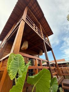 a tree house with large leaves in front of it at VENTO A GOSTO Chalet - Atins in Atins