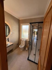a bathroom with a toilet and a sink at Villa Gabriela - piscine privée proche Punta Prima in Punta Prima +46 photos
