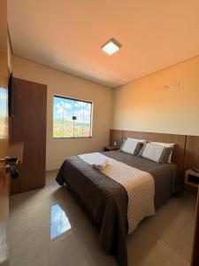 a bedroom with two beds and a window at Fonsecas House Suíte Privativas in Paraguaçu