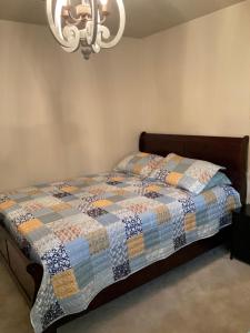 a bedroom with a bed with a quilt on it at Abundant life in Arlington +5 photos