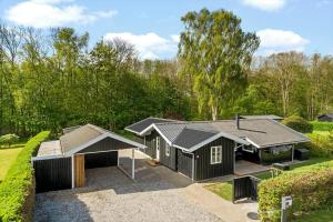 an overhead view of a small black house at 30338-Odder-Skovlunden-11 in Odder