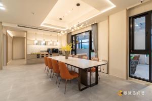 a kitchen and dining room with a table and chairs at 亮Villa in Sanxing