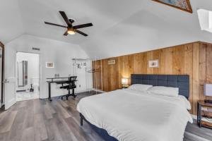 a bedroom with a large bed and a desk at Stay with Jay - Mapa Suite Cleveland in Cleveland