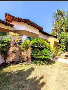 a house with a bunch of plants in front of it at Pousada Recanto do Bosque in Luziânia
