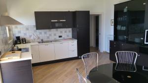 A kitchen or kitchenette at Villa Dina