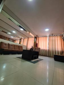 a waiting room with couches and chairs in a building at hotel esmeralda in Chiclayo