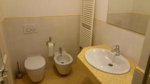 A bathroom at Villa Dina