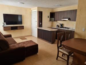 a living room with a couch and a kitchen at Full Apartment Teotihuacan Centro in San Juan Teotihuacán