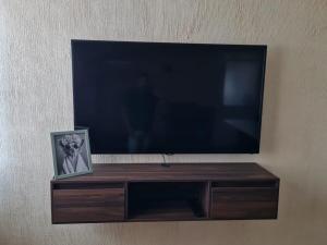a flat screen tv sitting on top of a wooden entertainment center at Full Apartment Teotihuacan Centro in San Juan Teotihuacán
