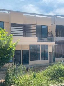 a building with a balcony with a chair on it at Casa Sol & Descanso Tocaima in Tocaima
